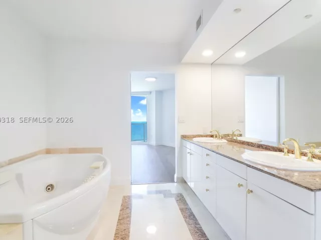 3-bedroom condo for rent in Sunny Isles Beach - 19333 Collins Ave 1907 - MondialRealty