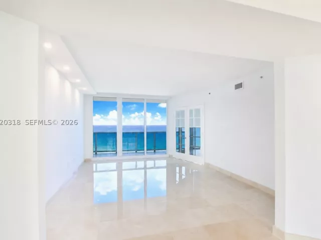 3-bedroom condo for rent in Sunny Isles Beach - 19333 Collins Ave 1907 - MondialRealty