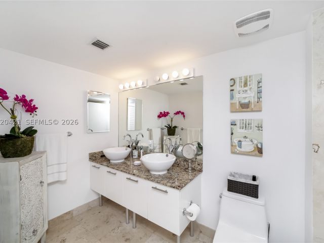 1-bedroom condo for sale in Miami - 41 SE 5th St 704 - MondialRealty