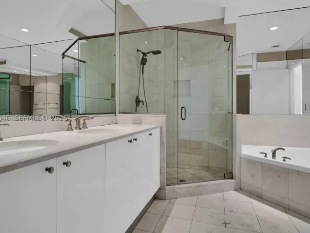 3-bedroom condo for sale in Miami - 901 Brickell Key Blvd 3204 - MondialRealty