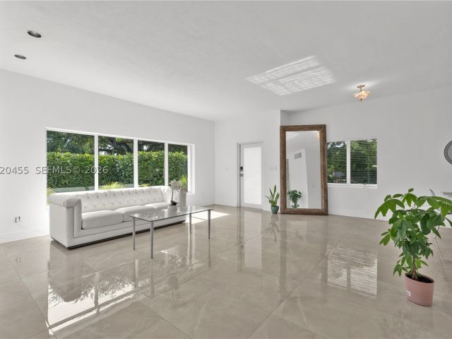 3-bedroom home for sale in Biscayne Park - 11144 NE 8th Ct - MondialRealty