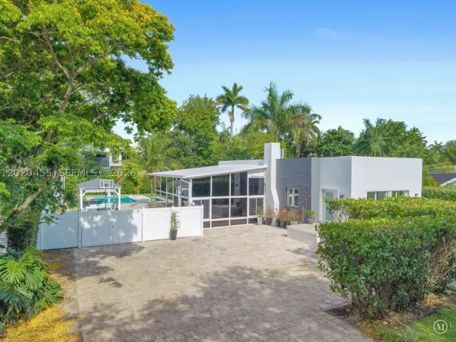3-bedroom home for sale in Biscayne Park - 11144 NE 8th Ct - MondialRealty
