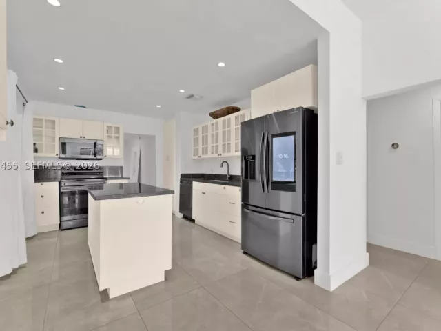 3-bedroom home for sale in Biscayne Park - 11144 NE 8th Ct - MondialRealty