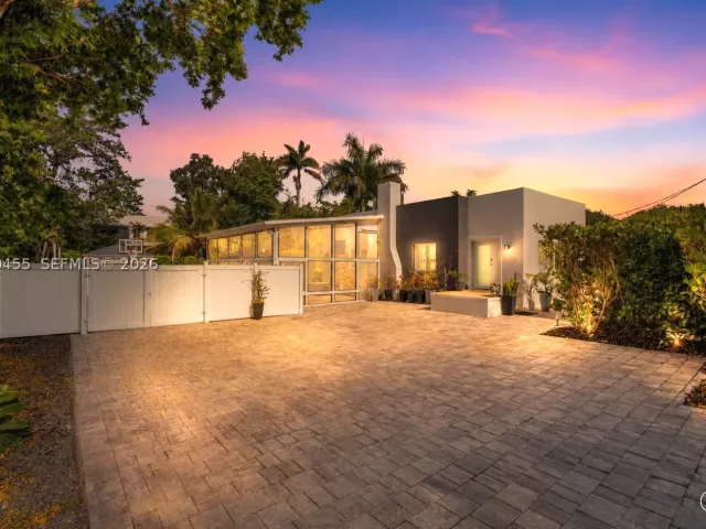 3-bedroom home for sale in Biscayne Park - 11144 NE 8th Ct - MondialRealty