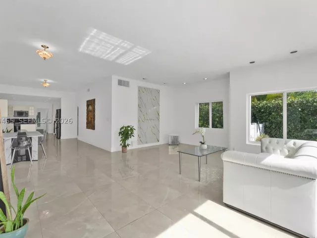 3-bedroom home for sale in Biscayne Park - 11144 NE 8th Ct - MondialRealty