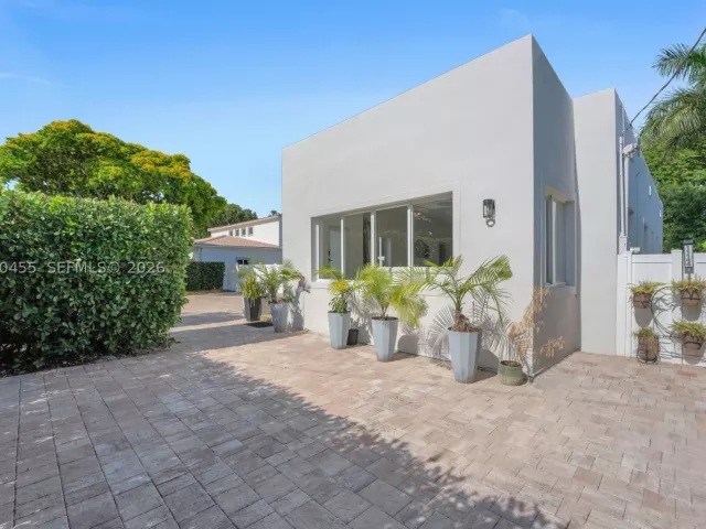 3-bedroom home for sale in Biscayne Park - 11144 NE 8th Ct - MondialRealty