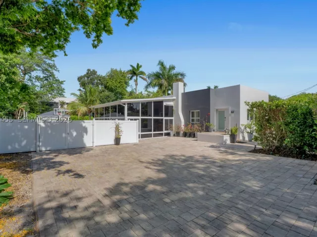3-bedroom home for sale in Biscayne Park - 11144 NE 8th Ct - MondialRealty