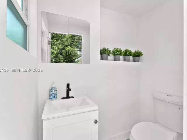 3-bedroom home for sale in Biscayne Park - 11144 NE 8th Ct - MondialRealty