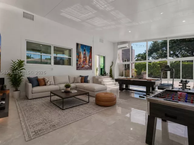 3-bedroom home for sale in Biscayne Park - 11144 NE 8th Ct - MondialRealty