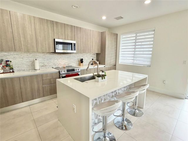 4-bedroom home for sale in Doral - 7243 NW 103rd Path - MondialRealty