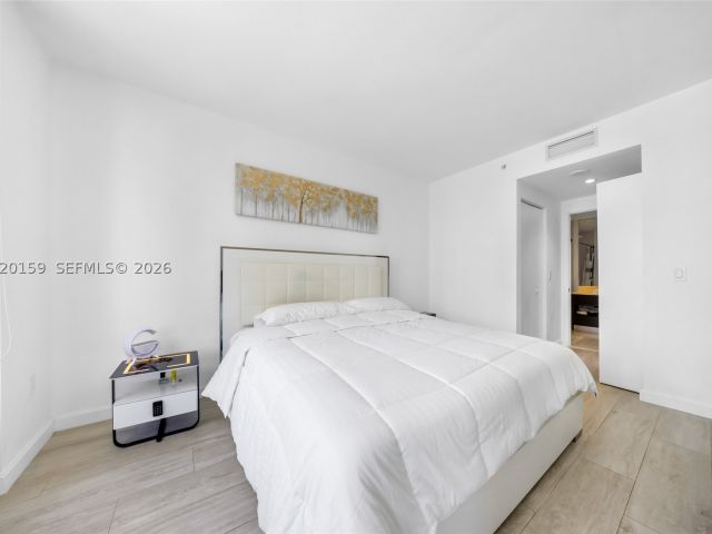 1-bedroom condo for sale in Miami - 55 SW 9th St 1804 - MondialRealty
