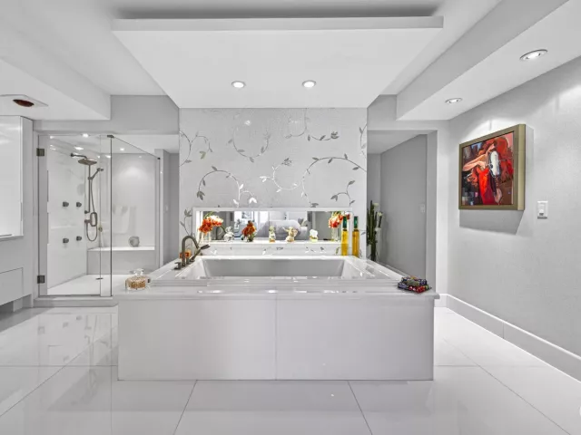 3-bedroom condo for sale in Bal Harbour - 10155 Collins Avenue 1401 - MondialRealty
