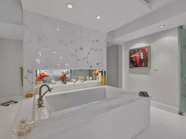 3-bedroom condo for sale in Bal Harbour - 10155 Collins Avenue 1401 - MondialRealty