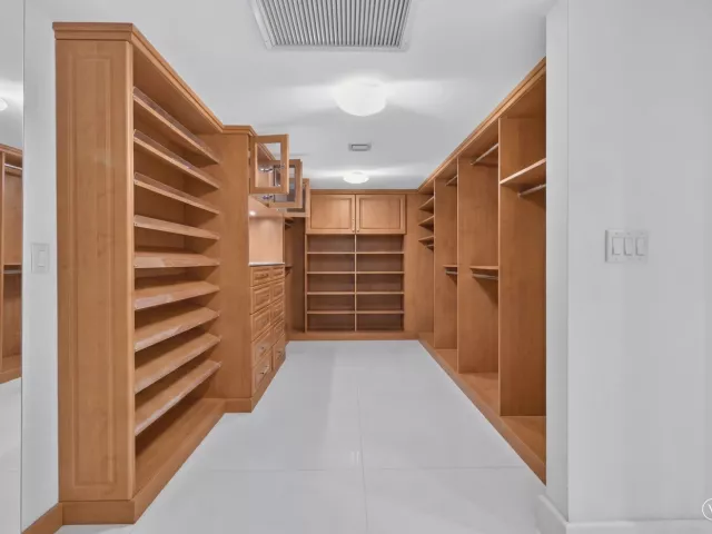 3-bedroom condo for sale in Bal Harbour - 10155 Collins Avenue 1401 - MondialRealty
