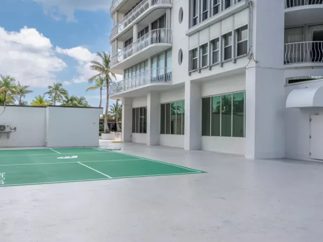 3-bedroom condo for sale in Bal Harbour - 10155 Collins Avenue 1401 - MondialRealty