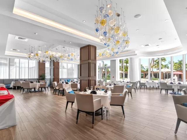 3-bedroom condo for sale in Bal Harbour - 10155 Collins Avenue 1401 - MondialRealty
