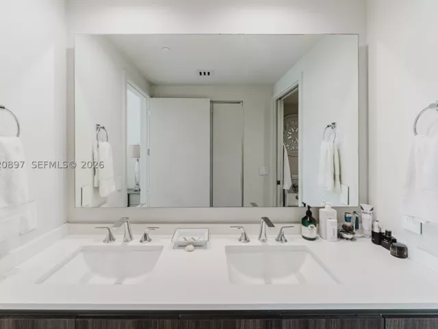 1-bedroom condo for sale in Miami - 488 NE 18th St 1205 - MondialRealty