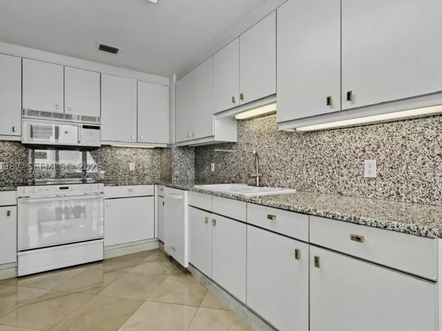 2-bedroom condo for sale in Bal Harbour - 10101 Collins Ave 18C + CABANA - MondialRealty
