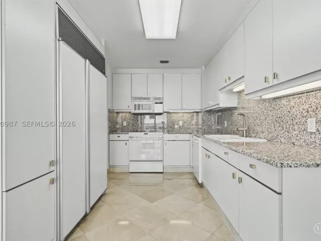 2-bedroom condo for sale in Bal Harbour - 10101 Collins Ave 18C + CABANA - MondialRealty