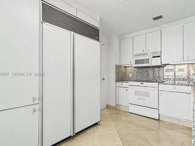 2-bedroom condo for sale in Bal Harbour - 10101 Collins Ave 18C + CABANA - MondialRealty