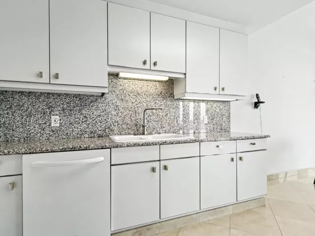 2-bedroom condo for sale in Bal Harbour - 10101 Collins Ave 18C + CABANA - MondialRealty