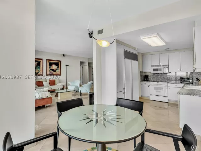 2-bedroom condo for sale in Bal Harbour - 10101 Collins Ave 18C + CABANA - MondialRealty