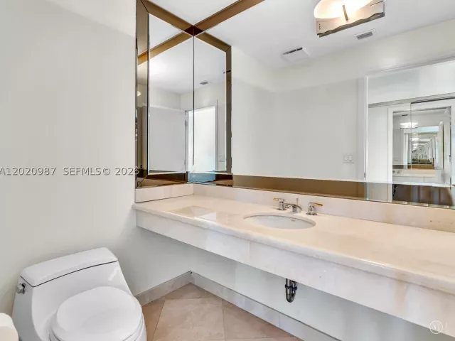 2-bedroom condo for sale in Bal Harbour - 10101 Collins Ave 18C + CABANA - MondialRealty