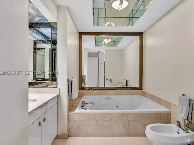 2-bedroom condo for sale in Bal Harbour - 10101 Collins Ave 18C + CABANA - MondialRealty