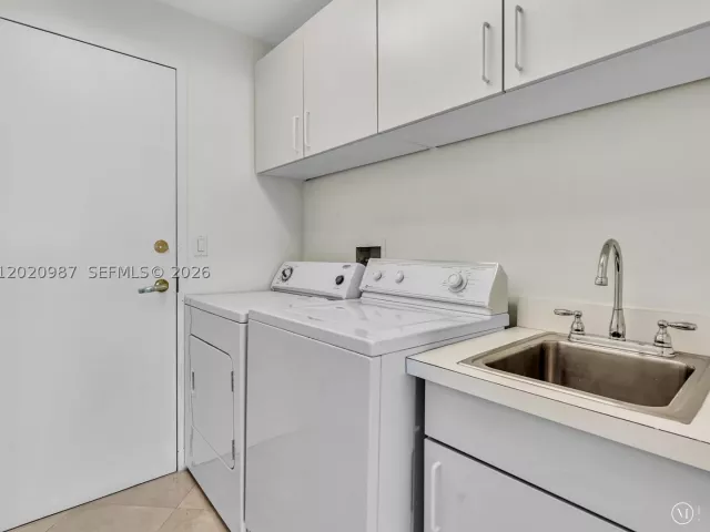 2-bedroom condo for sale in Bal Harbour - 10101 Collins Ave 18C + CABANA - MondialRealty