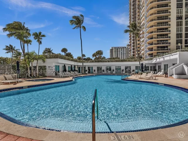 2-bedroom condo for sale in Bal Harbour - 10101 Collins Ave 18C + CABANA - MondialRealty