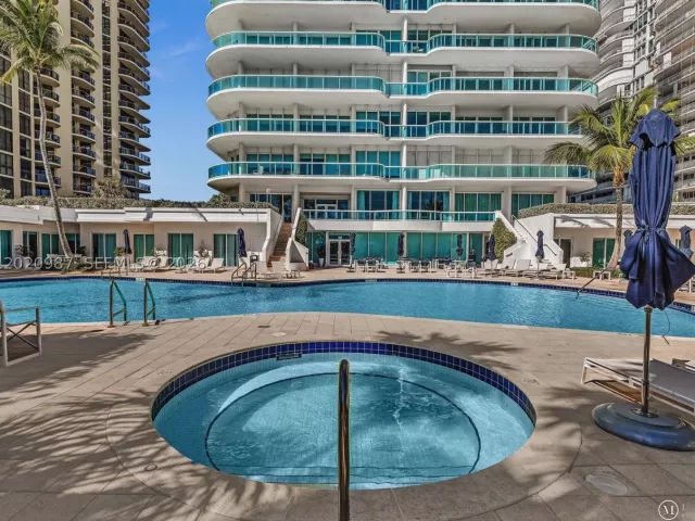 2-bedroom condo for sale in Bal Harbour - 10101 Collins Ave 18C + CABANA - MondialRealty