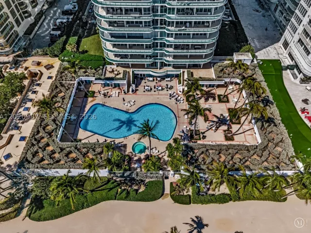 2-bedroom condo for sale in Bal Harbour - 10101 Collins Ave 18C + CABANA - MondialRealty