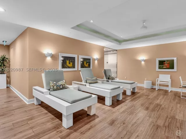2-bedroom condo for sale in Bal Harbour - 10101 Collins Ave 18C + CABANA - MondialRealty