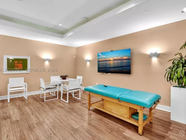 2-bedroom condo for sale in Bal Harbour - 10101 Collins Ave 18C + CABANA - MondialRealty