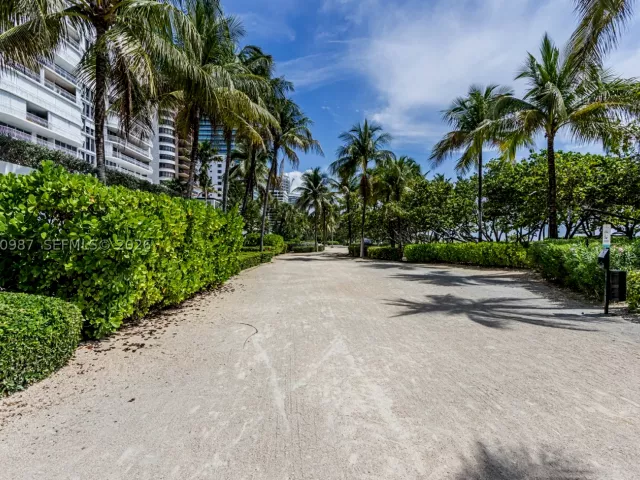 2-bedroom condo for sale in Bal Harbour - 10101 Collins Ave 18C + CABANA - MondialRealty