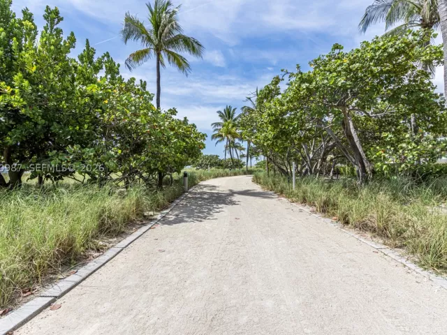 2-bedroom condo for sale in Bal Harbour - 10101 Collins Ave 18C + CABANA - MondialRealty