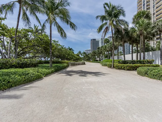 2-bedroom condo for sale in Bal Harbour - 10101 Collins Ave 18C + CABANA - MondialRealty