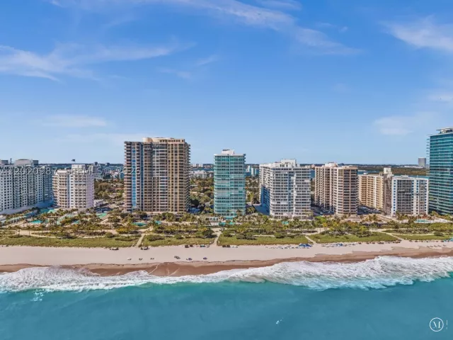 2-bedroom condo for sale in Bal Harbour - 10101 Collins Ave 18C + CABANA - MondialRealty