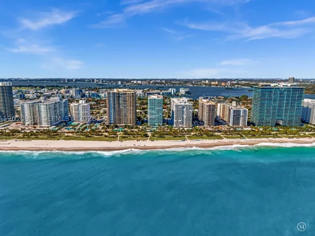 2-bedroom condo for sale in Bal Harbour - 10101 Collins Ave 18C + CABANA - MondialRealty