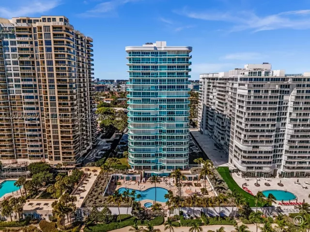 2-bedroom condo for sale in Bal Harbour - 10101 Collins Ave 18C + CABANA - MondialRealty
