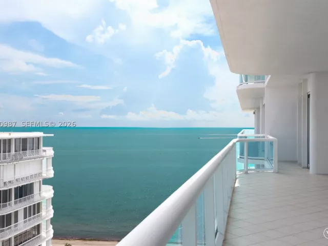 2-bedroom condo for sale in Bal Harbour - 10101 Collins Ave 18C + CABANA - MondialRealty
