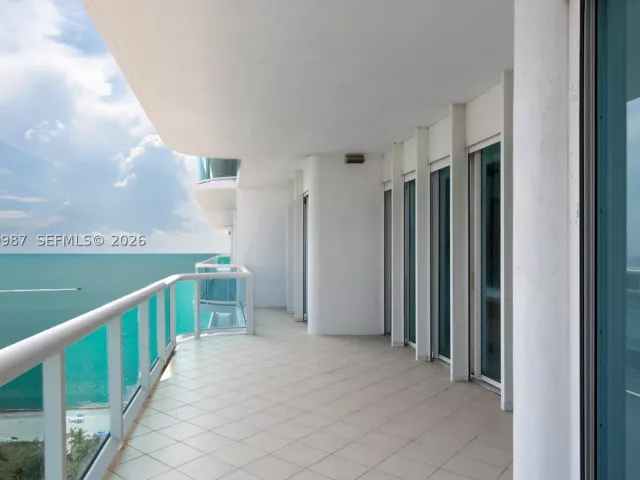2-bedroom condo for sale in Bal Harbour - 10101 Collins Ave 18C + CABANA - MondialRealty