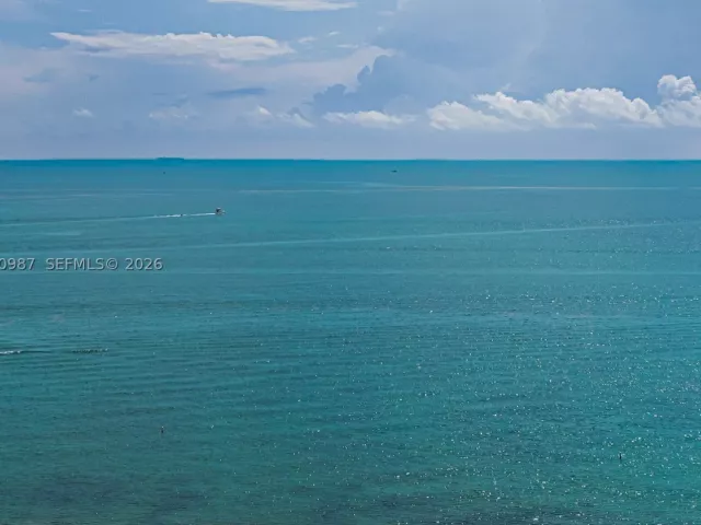 2-bedroom condo for sale in Bal Harbour - 10101 Collins Ave 18C + CABANA - MondialRealty