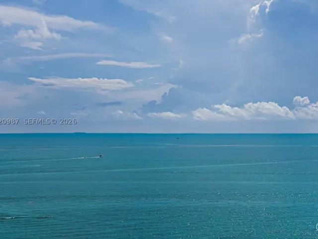 2-bedroom condo for sale in Bal Harbour - 10101 Collins Ave 18C + CABANA - MondialRealty