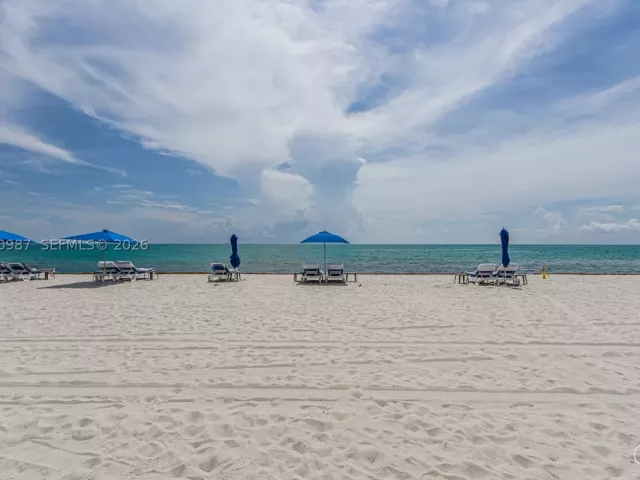 2-bedroom condo for sale in Bal Harbour - 10101 Collins Ave 18C + CABANA - MondialRealty