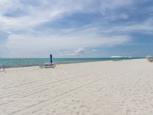 2-bedroom condo for sale in Bal Harbour - 10101 Collins Ave 18C + CABANA - MondialRealty