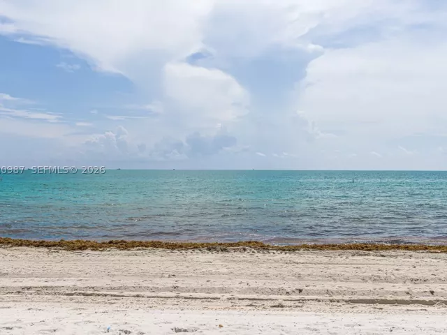 2-bedroom condo for sale in Bal Harbour - 10101 Collins Ave 18C + CABANA - MondialRealty
