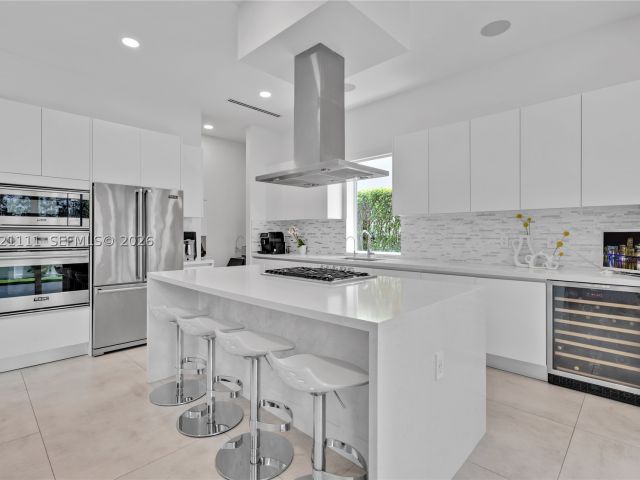 5-bedroom home for sale in Doral - 10267 NW 75th Ter - MondialRealty