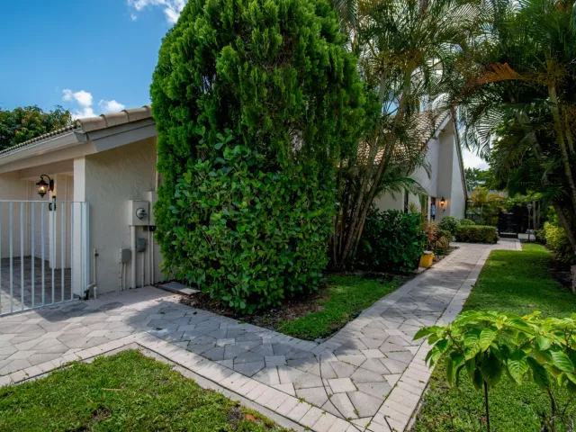2-bedroom home for rent in Boca Raton - 9708 Erica Court - MondialRealty