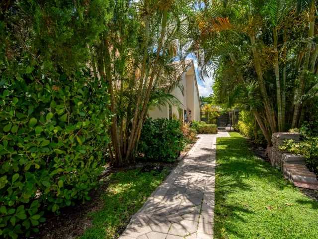 2-bedroom home for rent in Boca Raton - 9708 Erica Court - MondialRealty